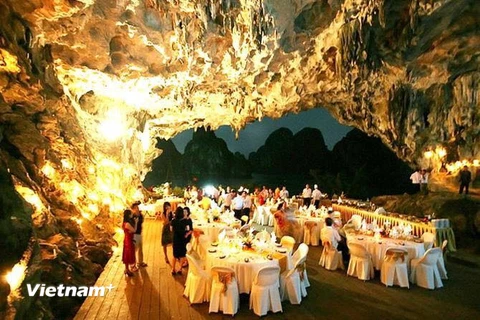 Khung cảnh một bữa tiệc sinh nhật được tổ chức trong hang động của Vịnh Hạ Long. (Nguồn: Mạng xã hội)