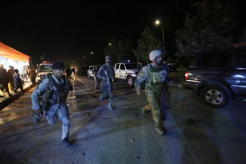 Lực lượng an ninh Afghanistan tới hiện trường vụ đánh bom. (Nguồn: AP)