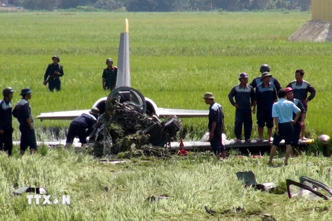 Máy bay quân sự gặp nạn tại khu vực cánh đồng tại tỉnh Phú Yên. (Ảnh: Xuân Triệu/TTXVN) 