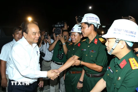 Thủ tướng Nguyễn Xuân Phúc đến thăm, động viên các kỹ sư, công nhân trên công trường xây dựng hầm Đèo Cả nằm trên Quốc lộ 1, nối liền hai tỉnh Khánh Hòa và Phú Yên. (Ảnh: Thống Nhất/TTXVN)