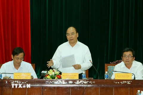 Thủ tướng Nguyễn Xuân Phúc làm việc với lãnh đạo chủ chốt tỉnh Ninh Thuận về tình hình phát triển kinh tế-xã hội 6 tháng đầu năm và nhiệm vụ trọng tâm 6 tháng cuối năm 2016. (Ảnh: Thống Nhất/TTXVN)