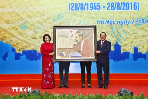 Bộ trưởng Bộ Thông tin và Truyền thông Trương Minh Tuấn tặng bức ảnh Bác Hồ cho Chủ tịch Quốc hội Nguyễn Thị Kim Ngân. (Ảnh: Minh Quyết/TTXVN) 