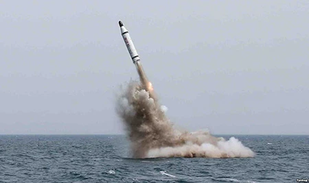 Triều Tiên phóng tên lửa đạn đạo từ tàu ngầm. (Nguồn: Koreatimes) 