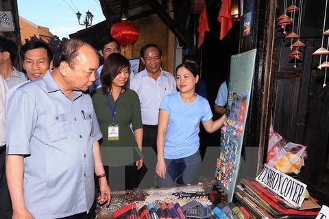 Thủ tướng Nguyễn Xuân Phúc thăm các gian hàng tại khu du lịch phố cổ Hội An. (Ảnh: Thống Nhất/TTXVN)