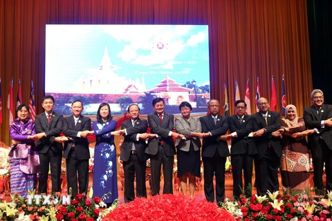 Các quan chức tham dự lễ khai mạc chụp ảnh chung cùng Thủ tướng Lào Thongloun Sisoulith. (Ảnh: Phạm Kiên/​TTXVN)