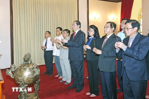 Chủ tịch nước Trần Đại Quang dâng hương tưởng niệm Chủ tịch Hồ Chí Minh tại Khu di tích Phủ Chủ tịch. (Ảnh: Nhan Sáng/TTXVN) 