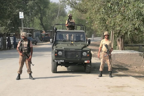 Lực lượng an ninh Pakistan tại một khu vực mới xảy ra vụ đánh bom liều chết. (Nguồn: Reuters)