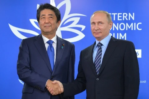 Tổng thống Nga Vladimir Putin (phải) và Thủ tướng Nhật Bản Shinzo Abe. (Nguồn: AFP)