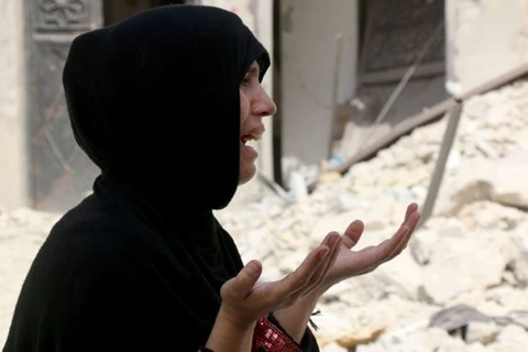 Một người phụ nữ khóc vì mất con sau 1 vụ đánh bom ở Aleppo, Syria. (Nguồn: AFP)