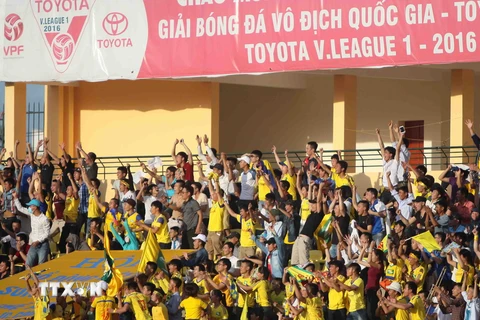 Cổ động viên Sông Lam Nghệ An ăn mừng bàn thắng của đội chủ nhà ghi vào lưới đội Becamex Bình Dương. (Ảnh: Thanh Tùng/TTXVN)