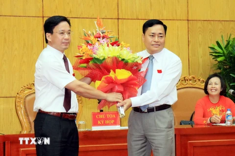 Chủ tịch Hội đồng Nhân dân tỉnh Lạng Sơn Hoàng Văn Nghiệm tặng hoa chức mừng ông Hồ Tiến Thiệu. (Ảnh: Thái Thuần/TTXVN)