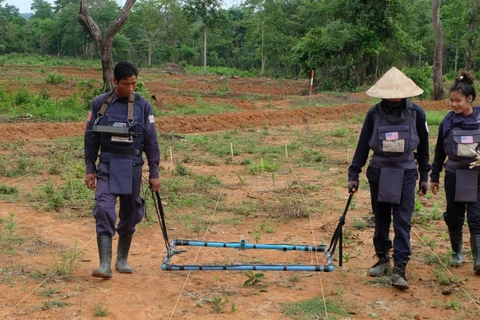 Rà phá bom mìn ở Lào. (Nguồn: CNN)