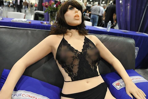 Sử dụng robot tình dục là vấn đề đang gây tranh cãi. (Nguồn: AFP)