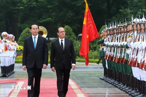 Chủ tịch nước Trần Đại Quang và Tổng thống Pháp Francois Hollande duyệt Đội danh dự Quân đội nhân dân Việt Nam tại Lễ đón. (Ảnh: Nhan Sáng/TTXVN)