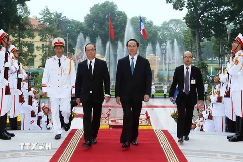 Chủ tịch nước Trần Đại Quang và Tổng thống Pháp Francois Hollande tại lễ đón. (Ảnh: Nhan Sáng/TTXVN)