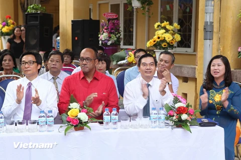 Phó Thủ tướng Vũ Đức Đam (trái) bất ngờ dự Khai giảng Trường tiểu học Việt Nam-Cuba. (Nguồn: Vietnam+)
