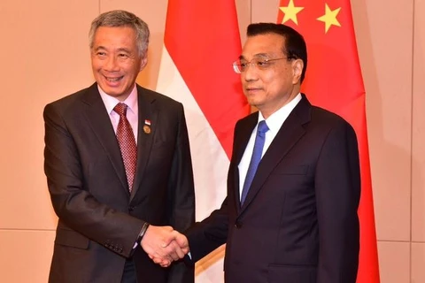 Thủ tướng Trung Quốc Lý Khắc Cường và Thủ tướng Singapore Lý Hiển Long. (Nguồn: Channelnewsasia.com)
