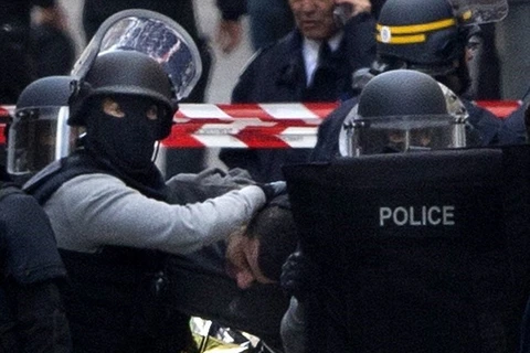 Cảnh sát Pháp bắt giữ 1 kẻ khủng bố trong một cuộc đột kích. (Nguồn: AP)