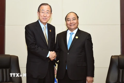 Thủ tướng Nguyễn Xuân Phúc hội kiến Tổng Thư ký Liên hợp quốc Ban Ki-moon. (Ảnh: Thống Nhất/TTXVN)