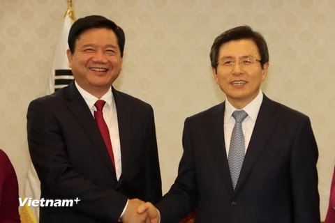 Thủ tướng Hàn Quốc Hwang Kyo-Ahn tiếp Bí thư Thành ủy Thành phố Hồ Chí Minh Đinh La Thăng. (Ảnh: Anh Tuấn/Vietnam+)