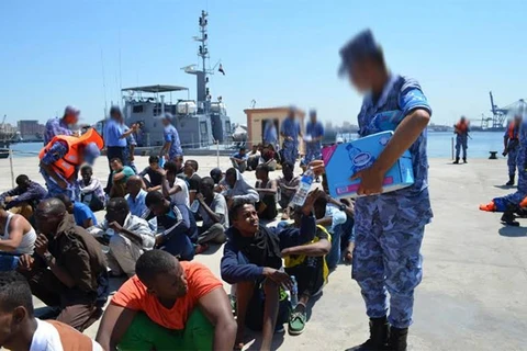 Binh lính hải quân Ai Cập phát nước cho những người tị nạn. (Nguồn: Egyptianstreets)
