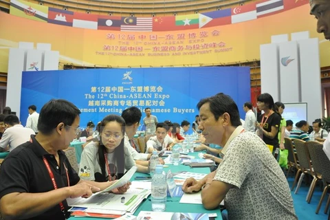Doanh nghiệp Việt Nam giới thiệu sản phẩm với đối tác Trung Quốc tại hội chợ năm 2015. (Ảnh: Thanh Tùng/TTXVN)