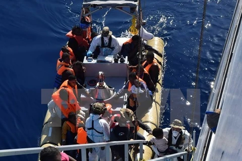 Tàu của Hải quân Italy tham gia chiến dịch giải cứu hàng trăm người nhập cư trên Địa Trung Hải ngày 29/7. (Nguồn: EPA/TTXVN)