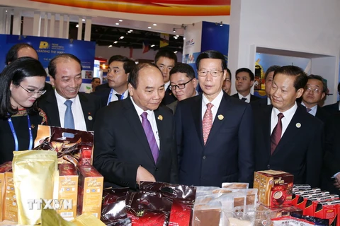 Thủ tướng Chính phủ Nguyễn Xuân Phúc và các đại biểu tham quan các gian hàng tại triển lãm. (Ảnh: Thống Nhất/TTXVN)