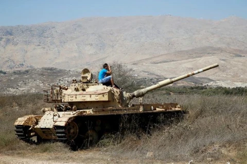 Một người ngồi trên xe tăng ở khu vực Cao nguyên Golan. (Nguồn: Reuters)