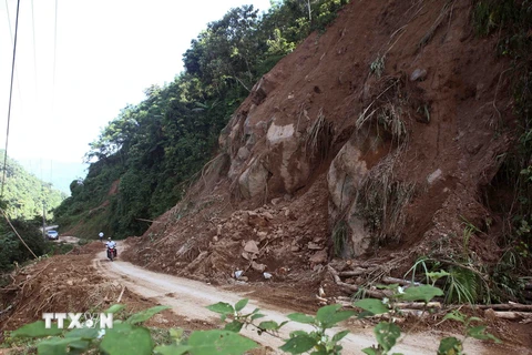 Điểm sạt lở với khối lượng đất đá lớn trên tuyến đường Châu Kim-Nậm Giải, huyện Quế Phong, tỉnh Nghệ An đã cơ bản thông tuyến, ôtô có thể đi qua. (Ảnh: Thanh Tùng/TTXVN)