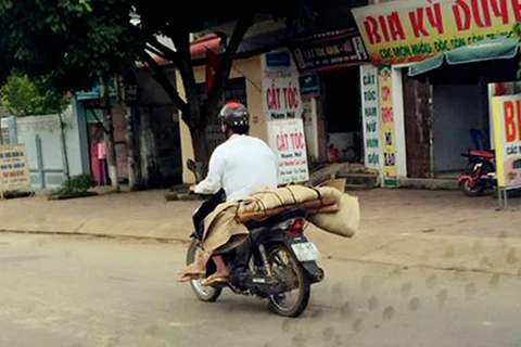Hình ảnh dùng xe máy chở thi thể tại Sơn La được đưa lên mạng xã hội. (Nguồn: Facebook)