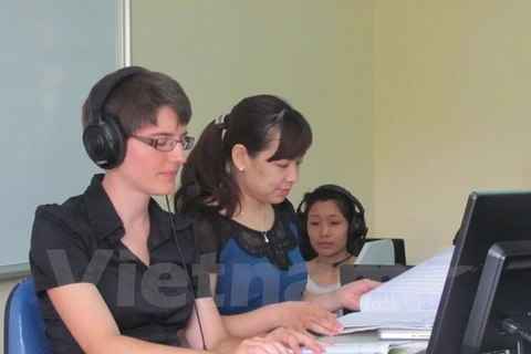 Giờ học ngoại ngữ của sinh viên trường Đại học Hà Nội (Ảnh: PM/Vietnam+)
