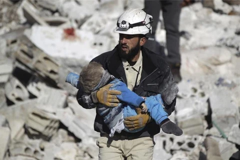 Trẻ em Syria bị thương trong các cuộc không kích. (Nguồn: Reuters)