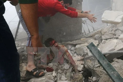 Chuyển nạn nhân ra khỏi các đống đổ nát sau vụ không kích tại thành phố Aleppo ngày 10/9. (Nguồn: AFP/TTXVN)