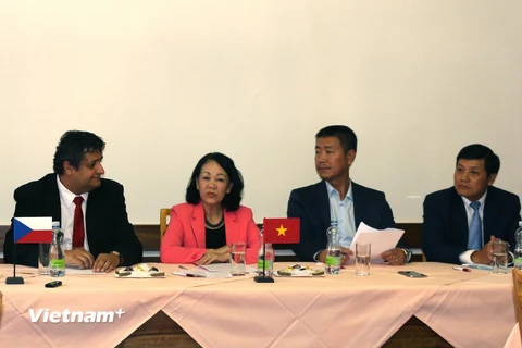 Đoàn đại biểu Đảng Cộng sản Việt Nam trao đổi với ban lãnh đạo Đảng Cộng sản Séc-Morava (Ảnh: Trần Quang Vinh/Vietnam+)