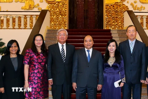 Thủ tướng Nguyễn Xuân Phúc với ông Shin Young-Soo và các đại biểu. (Ảnh: Thống Nhất/TTXVN) 