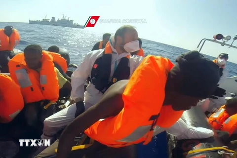 Người di cư được lực lượng bảo vệ bờ biển Italy cứu trên biển Địa Trung Hải ngày 13/9/2016. (Nguồn: EPA/TTXVN) 