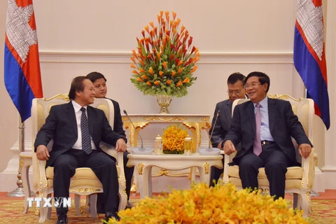 Bộ trưởng Trương Minh Tuấn chào xã giao Thủ tướng Hoàng Gia Campuchia Samdech Hun Sen. (Ảnh: Phan Minh Hưng/​TTXVN)