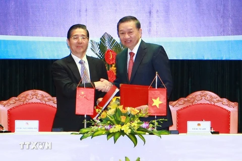 Bộ trưởng Bộ Công an Tô Lâm và Bộ trưởng Bộ Công an Trung Quốc Quách Thanh Côn tại lễ ký kết Bản ghi nhớ kết quả hội nghị. (Ảnh: Doãn Tấn/TTXVN)