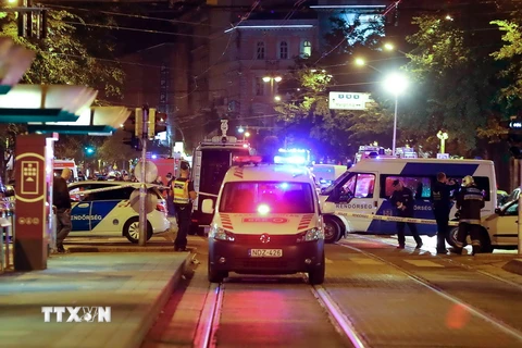 Cảnh sát điều tra tại hiện trường vụ nổ. (Nguồn: AFP/TTXVN)