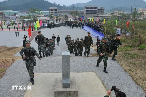 Lực lượng biên phòng Việt Nam và Trung Quốc tiến hành tuần tra chung biên giới đoạn từ Cột mốc 1223 đến Cột mốc 1222. (Ảnh: Trọng Đức/TTXVN)