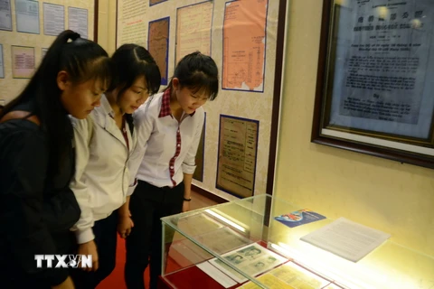 Khách tham quan một triển lãm tư liệu về Trường Sa, Hoàng Sa. (Ảnh minh họa. Nguồn: TTXVN)