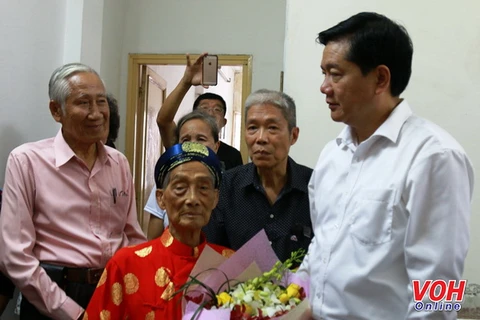 Bí thư Thành ủy TP.HCM Đinh La Thăng thăm hỏi các cụ cao tuổi