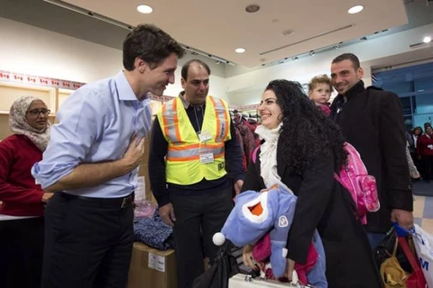 Thủ tướng Canada Justin Trudeau chào đón một gia đình người nhập cư Syria khi họ đến sân bay hồi tháng 11/2015. (Nguồn: Global News)