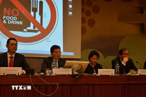 Diễn giả chính, Trợ lý Bộ trưởng Ngoại giao Dương Chí Dũng (thứ hai từ trái) phát biểu tại tọa đàm. (Ảnh: Hoàng Hoa/TTXVN) 