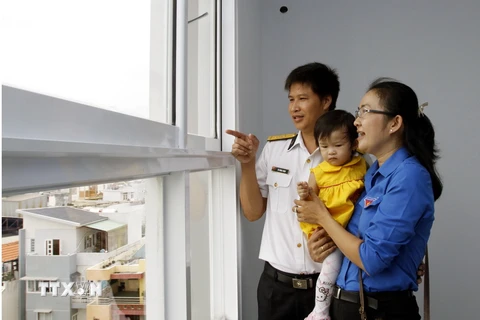 Niềm vui của một gia đình trong ngày nhận bàn giao nhà ở xã hội ở Thành phố Hồ Chí Minh. (Ảnh: Hoàng Hải/TTXVN)
