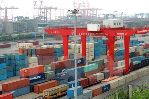 Hoạt động vận chuyển hàng hóa tại một cảng ở tỉnh Giang Tô, Trung Quốc. (Nguồn: AFP/TTXVN)