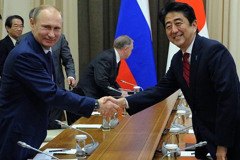 Thủ tướng Nhật Bản Shinzo Abe (phải) và Tổng thống Nga Putin trong một cuộc gặp. (Nguồn: Sputnik)