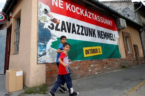 Tấm poster về cuộc trưng cầu dân ý ở Hungary. (Nguồn: Reuters)