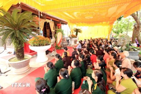 Lễ cầu siêu cho 17.000 liệt sỹ tỉnh Hà Nam và 10 nữ liệt sỹ dân quân pháo phòng không Lam Hạ. (Nguồn: TTXVN)